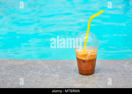 Café glacé de la piscine de plein air sur verre Banque D'Images