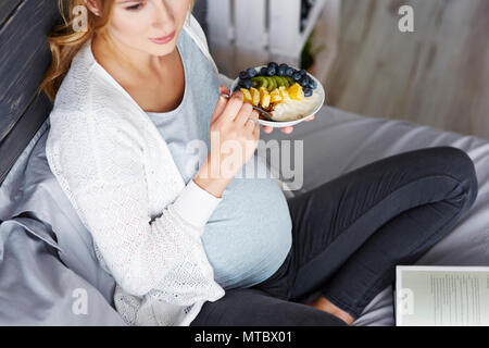 Pregnant woman relaxing at home Banque D'Images