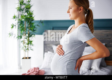 Jeune femme enceinte souffrant de Mal de dos Banque D'Images