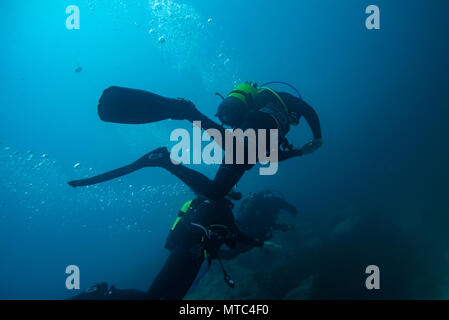 Trois plongeurs en immersion, Fuerteventura Îles canari Banque D'Images