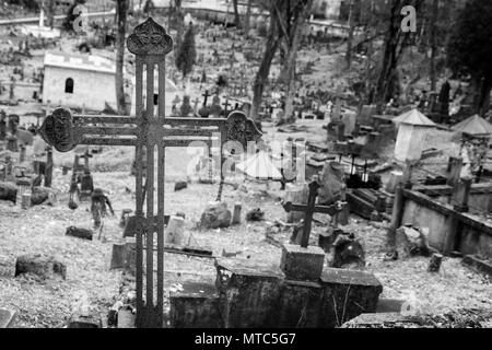 Grande croix dans le cimetière catholique de Rasos à Vilnius, Lituanie. Image en noir et blanc. Symbole Chrétien religieux. Banque D'Images