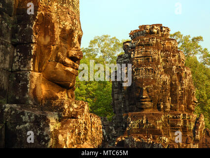 Visages de pierre géant au temple Bayon au Cambodge Banque D'Images