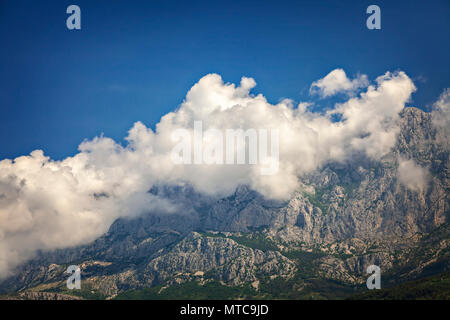 Nuages spectaculaires rétractable partie de la gamme de montagne de Biokovo, Croatie. Banque D'Images