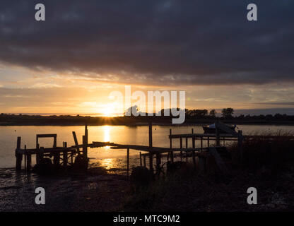 Le coucher de soleil spectaculaire au Christchurch Harbour dans le Dorset, UK à la recherche d'Stanpit Banque D'Images