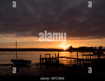 Le coucher de soleil spectaculaire au Christchurch Harbour dans le Dorset, UK à la recherche d'Stanpit Banque D'Images