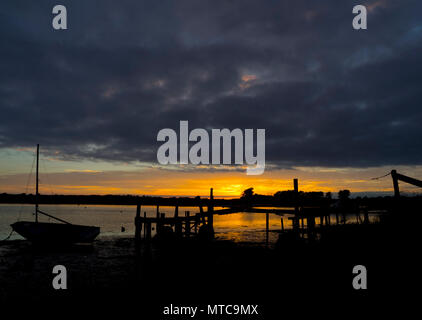 Le coucher de soleil spectaculaire au Christchurch Harbour dans le Dorset, UK à la recherche d'Stanpit Banque D'Images