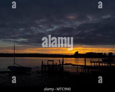 Le coucher de soleil spectaculaire au Christchurch Harbour dans le Dorset, UK à la recherche d'Stanpit Banque D'Images