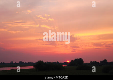 Coucher de soleil sur la rivière IJssel près de Zwolle Banque D'Images