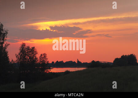 Coucher de soleil sur la rivière IJssel près de Zwolle Banque D'Images