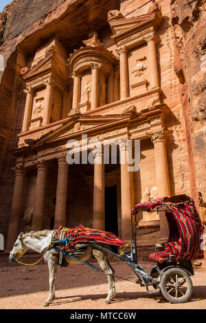 Transport de chevaux à l'avant du Trésor. Petra, Jordanie. Sculpture en pierre ancienne faite par la civilisation nabatéenne Banque D'Images