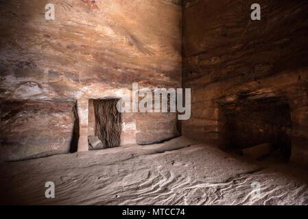 À l'intérieur d'une tombe royale à Petra, en Jordanie. Ancienne sculpture rock souterrain grotte, utilisé comme lieu de sépulture Banque D'Images