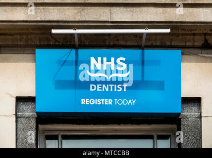 Enseigne à l'extérieur l'intervention d'un dentiste NHS, encourageant les patients potentiels à "inscription aujourd'. Banque D'Images