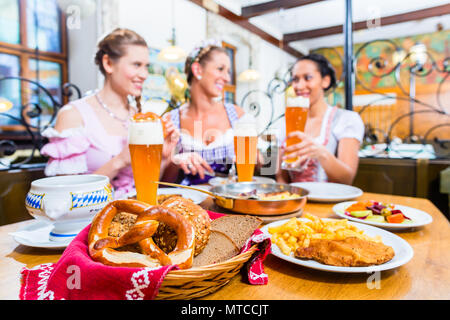 Les femmes de manger le déjeuner au restaurant bavarois Banque D'Images