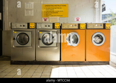 Machines à laver à pièces colorées dans une laverie automatique du centre de Londres, Londres, Angleterre, Royaume-Uni Banque D'Images