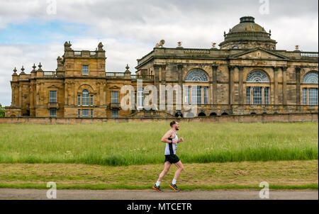 Gosford Estate East Lothian, Scotland, UK. 28 mai 2017. Homme célibataire coureur de marathon en face de Gosford House, Edinburgh Marathon au km 18 Banque D'Images