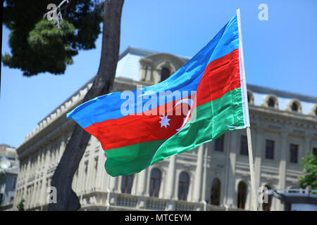 Drapeau de l'Azerbaïdjan à Bakou, Azerbaïdjan. Arrière-plan des signes nationale. Red Green Blue Flag. L'Azerbaïdjan drapeau national avec Croissant de lune. La tradition de l'Azerbaïdjan Banque D'Images
