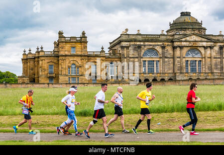 Gosford Estate East Lothian, Scotland, UK. 28 mai 2017. Les coureurs de marathon masculin et féminin en face de Gosford House, Edinburgh Marathon au km 18 Banque D'Images