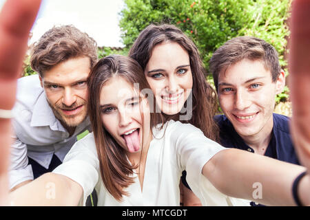 Groupe de jeunes prendre un concert en plein air avec des selfies serra funny faces Banque D'Images
