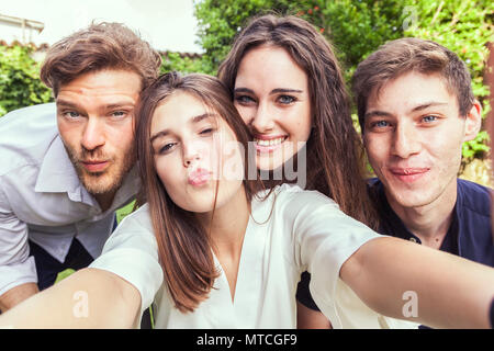 Groupe de jeunes prendre un concert en plein air avec des selfies serra funny faces Banque D'Images
