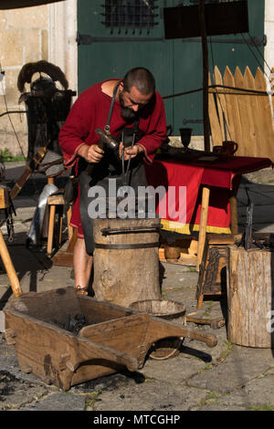 Représentation d'une forge romaine, de vieux costumes à Bracara Augusta événement au Portugal, ville o Braga, forgeron travail. Événements récréatifs artisanaux médiévaux. Banque D'Images