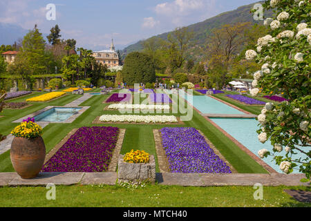 Jardins en terrasse dans le jardin botanique de Villa Taranto à Pallanza, Verbania, Italie. Banque D'Images