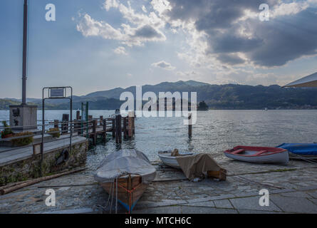 Vue de l'île de San Giulio de Orta San Giulio, Novara, Italie province. Il fait partie du circuit des plus beaux villages d'Italie et est awa Banque D'Images