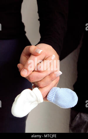 Man and Woman holding hands with mitaines de laine en attendant la naissance du bébé Banque D'Images