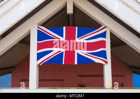 La British Union Jack Flag, peinte sur un panneau de bois fixé sur le haut d'un chalet en bois Banque D'Images