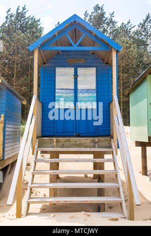 Wells-next-the-Sea, Norfolk, UK : mai 2018. Cabine de plage de couleur bleu vif, cabane en bois avec de l'aquarelle sur la porte représentant la mer Banque D'Images