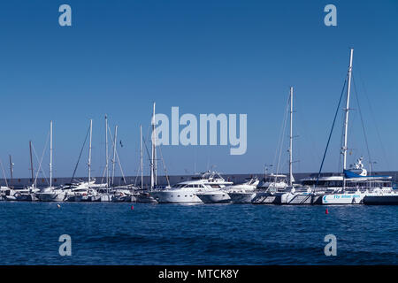 MARBELLA, ESPAGNE - février 11, 2018 : white yachts amarrés dans le port. Banque D'Images