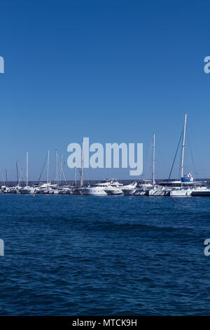 MARBELLA, ESPAGNE - février 11, 2018 : white yachts amarrés dans le port. Banque D'Images