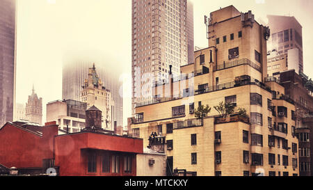New York Ville vieux bâtiments résidentiels sur un jour de pluie, retro photo stylisée. Banque D'Images