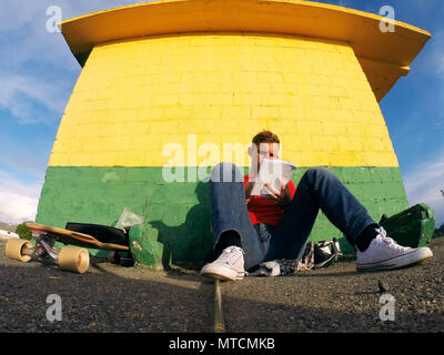 Le mec est au repos et de faire un enregistrement dans son journal, Banque D'Images