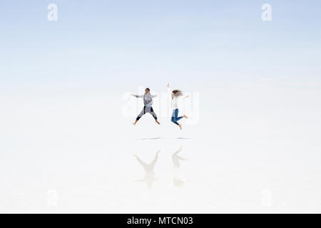 Jeune couple à Salar de Uyuni salt flat en Bolivie Banque D'Images