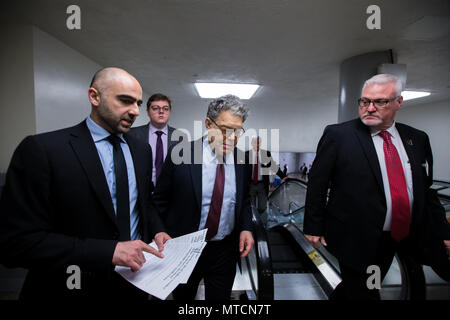 Le sénateur américain Al Franken (D-MN) parle avec des journalistes dans le sénat américain metro. Banque D'Images