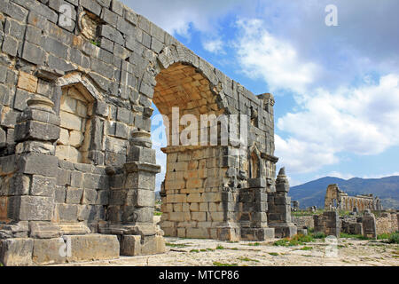 L'Arc de Triomphe consacré à l'empereur Caracalla au 3ème siècle ruines de Volubilis Banque D'Images