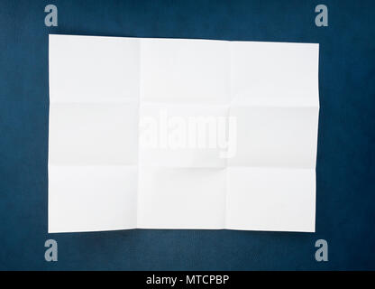 Feuille de papier blanc pliée en 9 Plus Banque D'Images