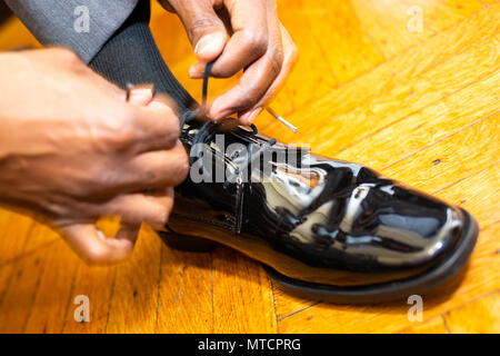 Journée de préparation de mariage pour le marié chaussures cravate Banque D'Images