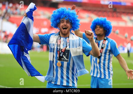 La ville de Coventry Marc McNulty (à gauche) et Maxime Biamou célèbrent après le match Banque D'Images