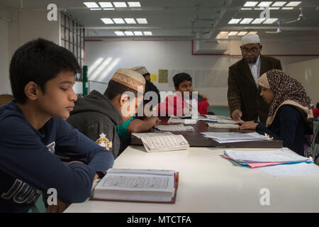 Rome. École de langue bangla, étude du Coran et de l'histoire et la géographie du Bangladesh, dans le Centre culturel islamique de l'Torpignattara dist Banque D'Images