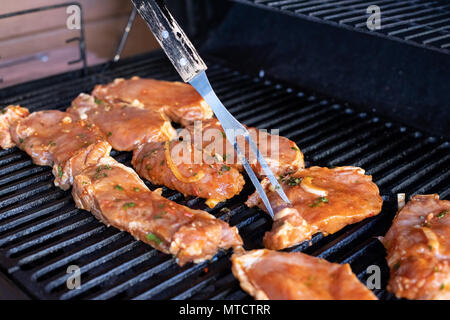 Grillades barbecue , l'heure d'été.Préparation de tranches de viande en sauce barbecue grillé sur fire.galettes hamburgers sur le grill au charbon enflammé. Snack pour une fête familiale ou un pique-nique Banque D'Images