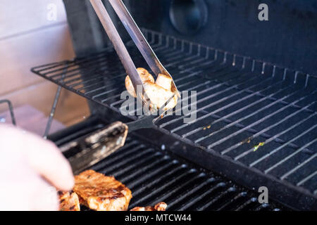 Les grillades de viandes et légumes, barbecue l'été. Faire cuire la viande fumée prépare les mains sur grill four.Man grilling la viande et les champignons. Copy space Banque D'Images