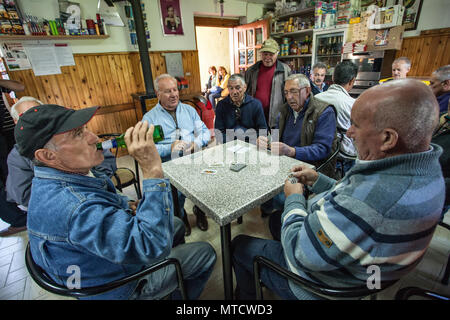 les personnes âgées jouant aux cartes jouent dans un bar.Abruzzes, Italie, Europe Banque D'Images