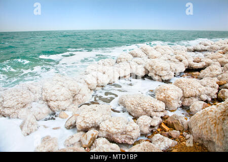 L'accumulation de sel sur la rive de la Mer Morte à Ein Gedi oase. Israël Banque D'Images