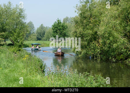 L'exploration de la rivière Stour en bateau, près de moulin de Flatford, East Bergholt, dans le Suffolk, Angleterre, RU Banque D'Images