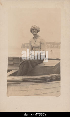 Vintage Photo d'une dame édouardienne assis dans un bateau à Hastings, Sussex, Angleterre Banque D'Images