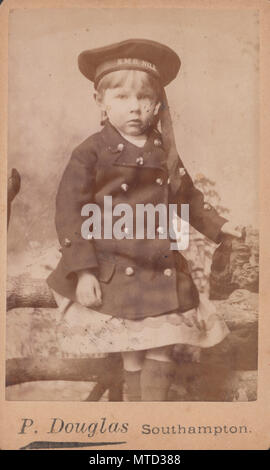 CDV Southampton (carte de visite) d'un enfant portant un victorien H.M.S. marins du Nil Hat Banque D'Images