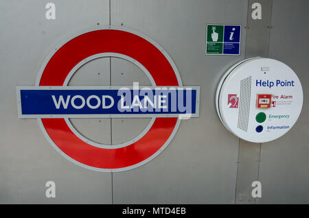 L'iconic London Undeground enseigne de station Lane bois monté sur un mur à côté d'un point d'aide. Banque D'Images