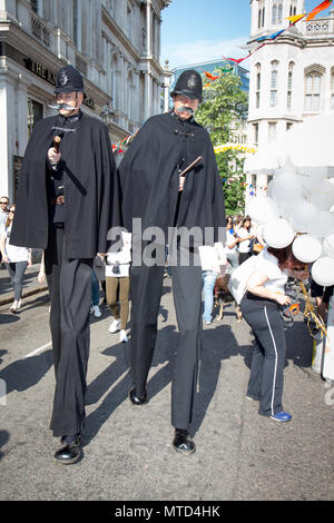 Spectacle de rue sur échasses en uniforme de la police de Victoria au début de Londres à pied juridique 2018 Banque D'Images