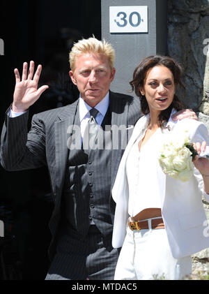 Saint-Moritz, Suisse. 12 Juin, 2009. Boris Becker et sa femme Sharlely sourire après leur mariage civil au Musée Segantini à Saint-Moritz, Suisse, le 12 juin 2009. La légende allemande de tennis Boris Becker et néerlandaise Sharlely Kerssenberg dit oui à 12.09 CET dans l'élégant centre de santé suisse. Le soleil brillait comme la mariée vêtus de blanc lumineux est devenue Mme Becker. Seuls les amis proches et les membres de la famille accompagnés le couple à la cérémonie de mariage civil. Credit : Uli Deck | utilisée dans le monde entier/dpa/Alamy Live News Banque D'Images